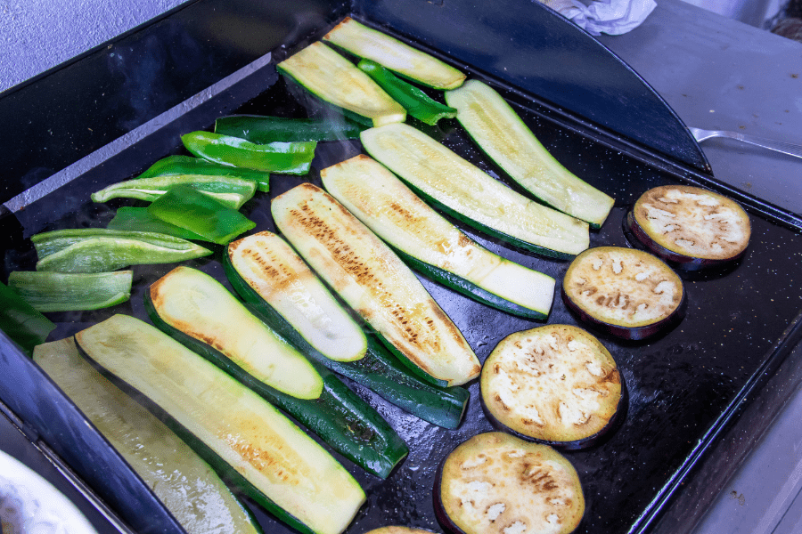 légumes cuisant sur une plancha