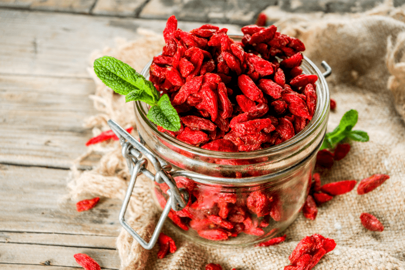 baies de goji dans un bocal en verre