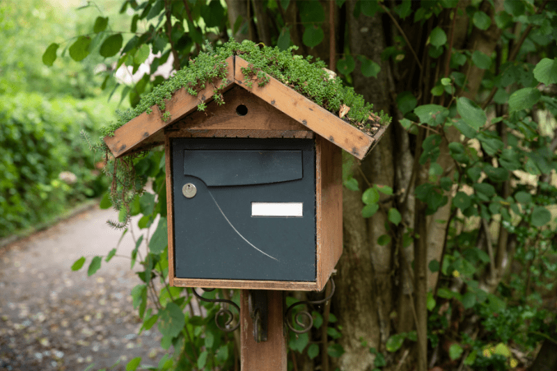 boite aux lettres sur un pied en bois