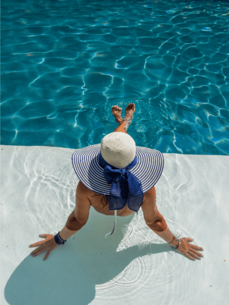 femme au bord de la piscine