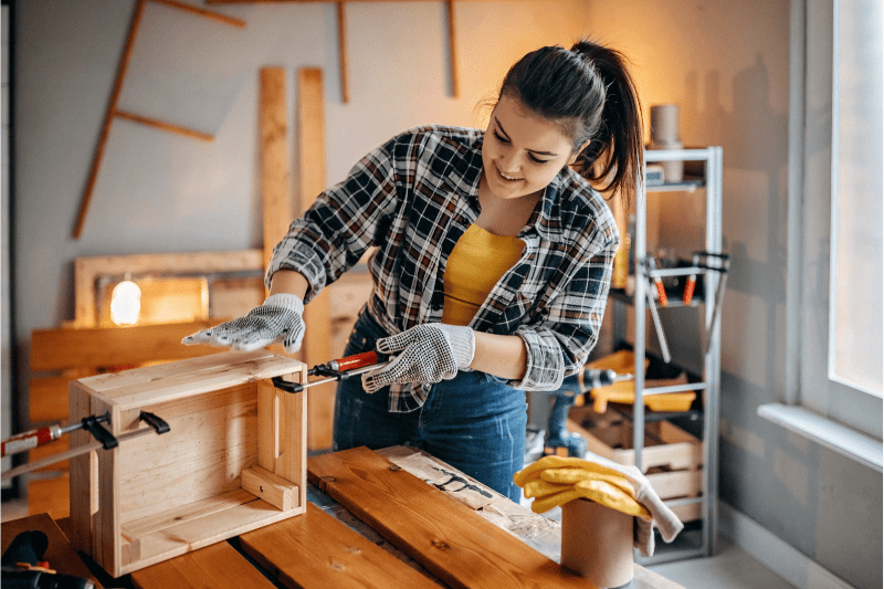 femme qui bricole