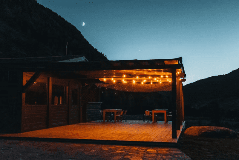 terrasse de jardin illuminée 