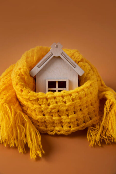 petite maison enveloppée d'une écharpe