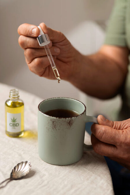 goutte d'huile de cbd dans une tasse
