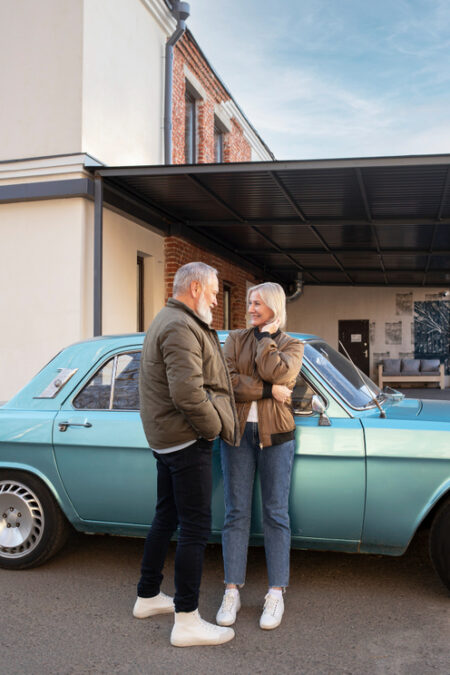 couple à côté d'un carport