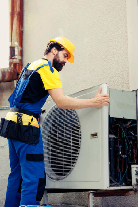 technicien réparant une pompe à chaleur