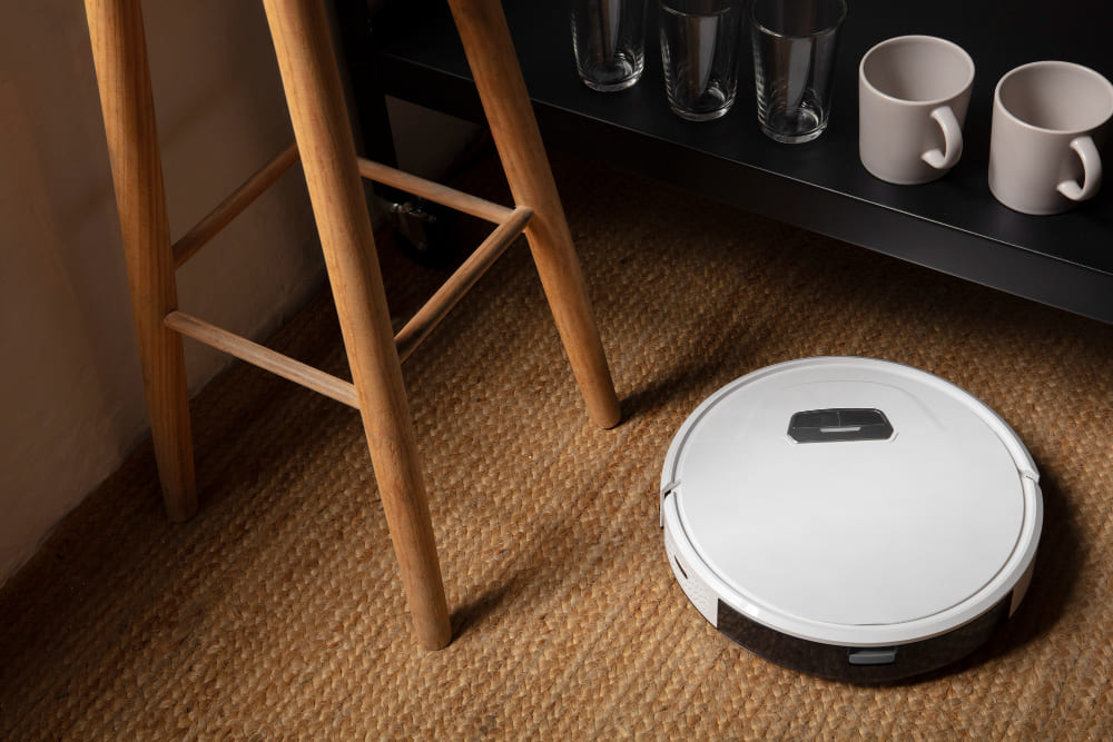 petit robot aspirateur blanc