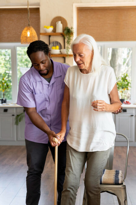 aide à domicile d'une personne senior