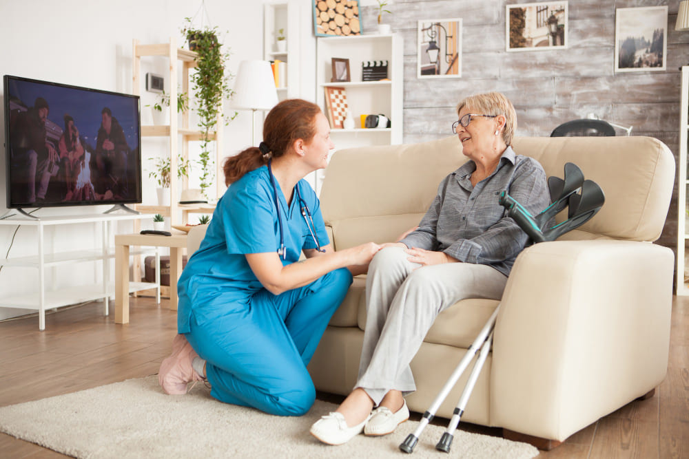 Infirmière avec une personne âgée