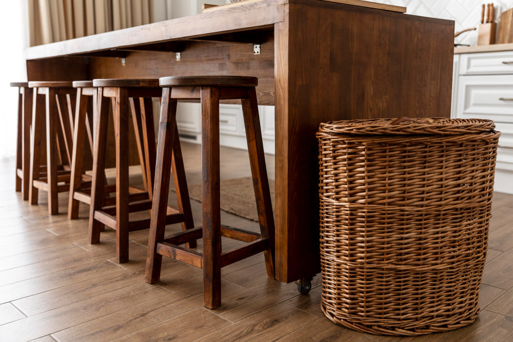 meuble bar avec des tabourets