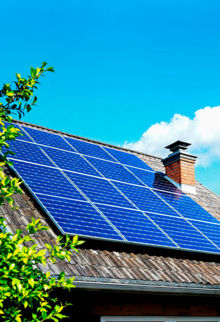 panneaux solaires installés sur un toit