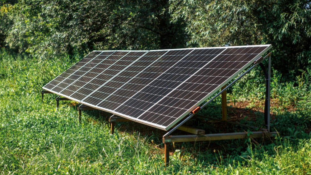panneaux solaires installés dans un jardin