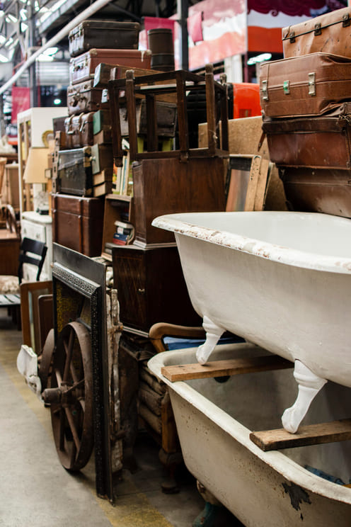 entrepot avec meubles anciens
