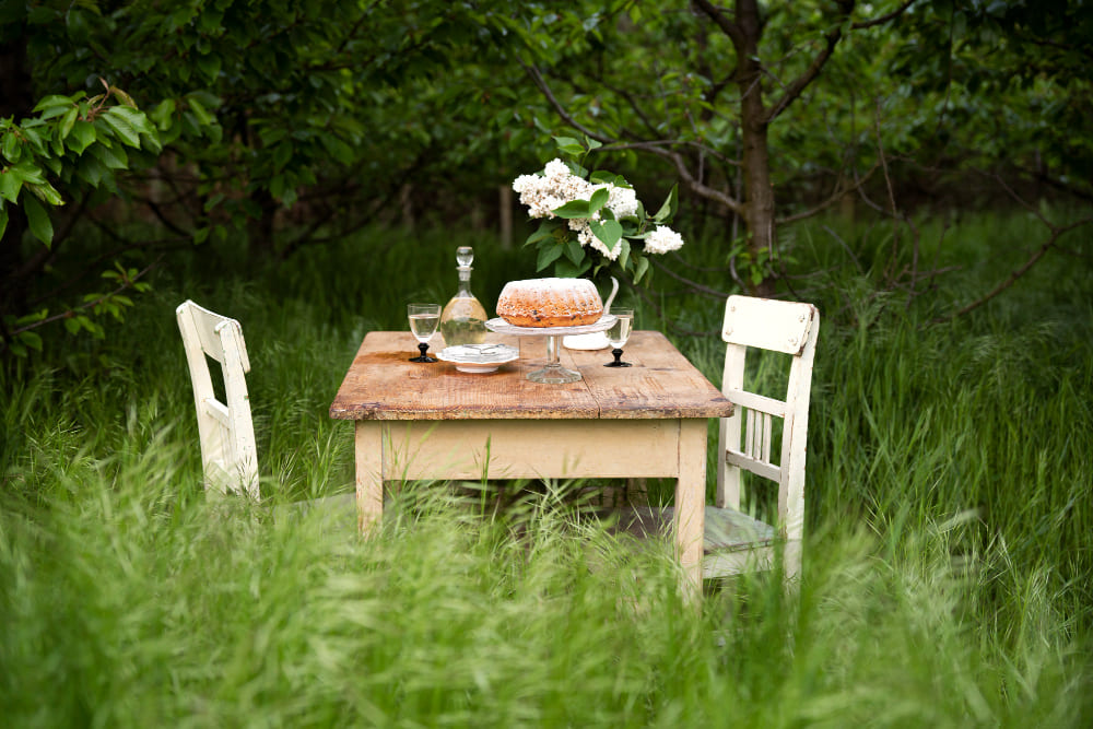 petite table en bois dans un jardin