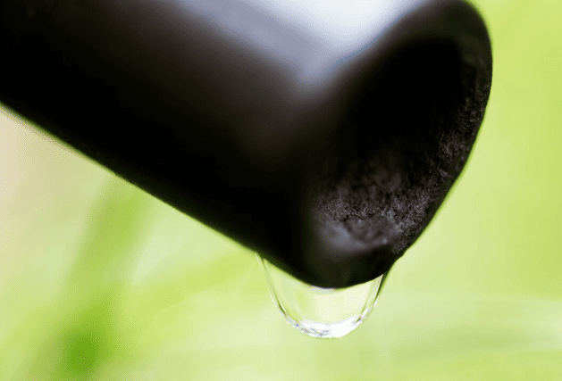 goutte d'eau au bout d'un tuyau