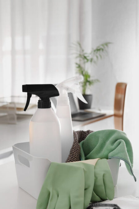 spray et gants pour le nettoyage