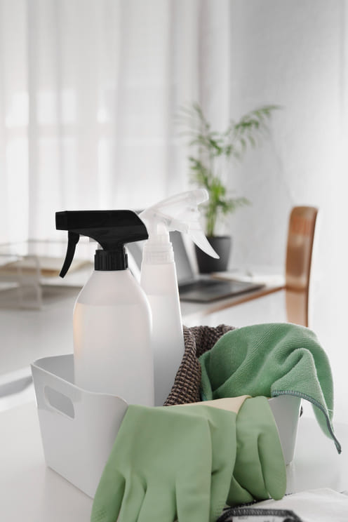 spray et gants pour le nettoyage